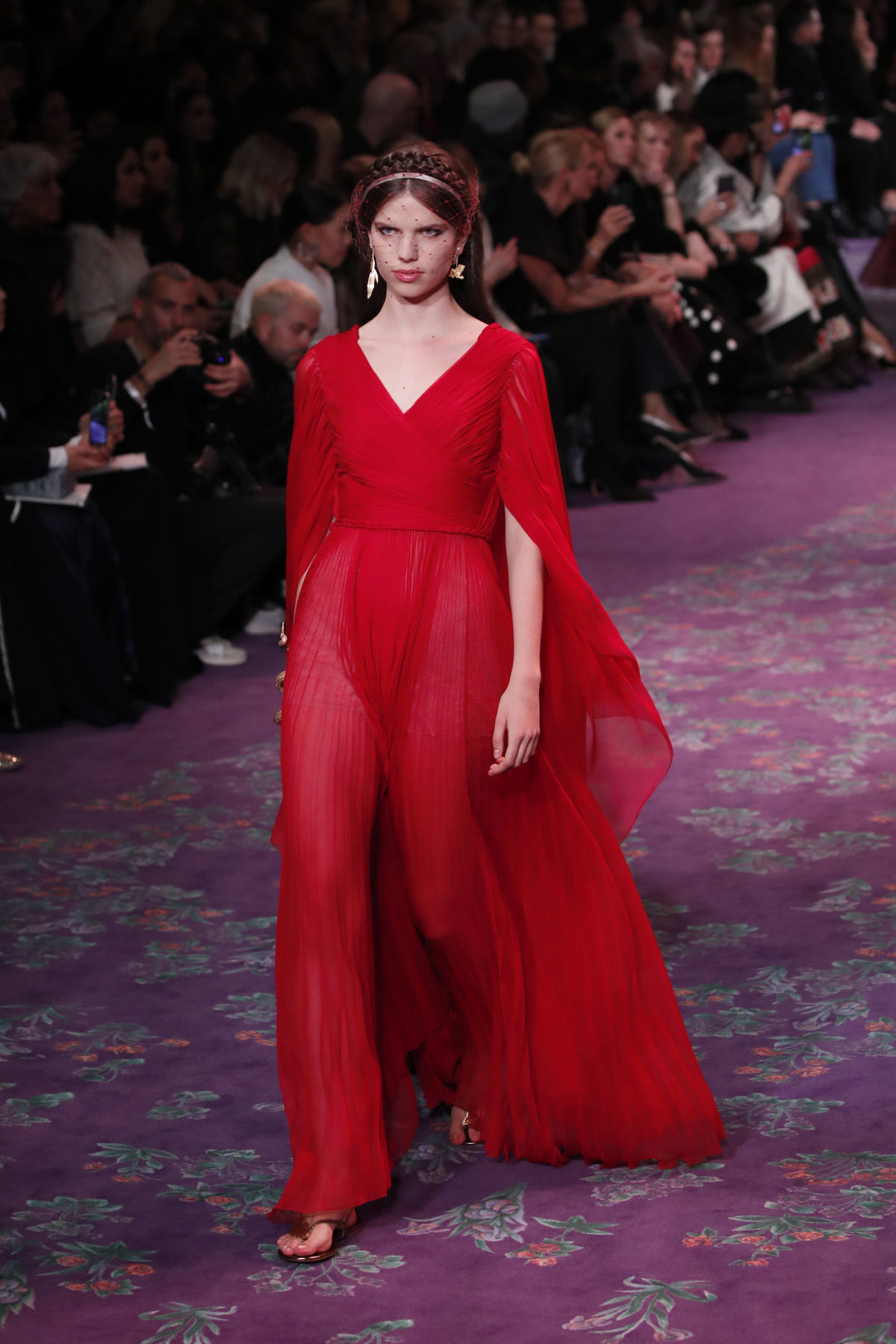 Modelka na prehliadke ateliéru Christian Dior...