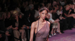 Modelka na prehliadke ateliéru Christian Dior Haute Couture v Paríži predvádza kreáciu z kolekcie Jar/Leto 2020.