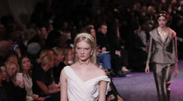 Modelka na prehliadke ateliéru Christian Dior Haute Couture v Paríži predvádza kreáciu z kolekcie Jar/Leto 2020.
