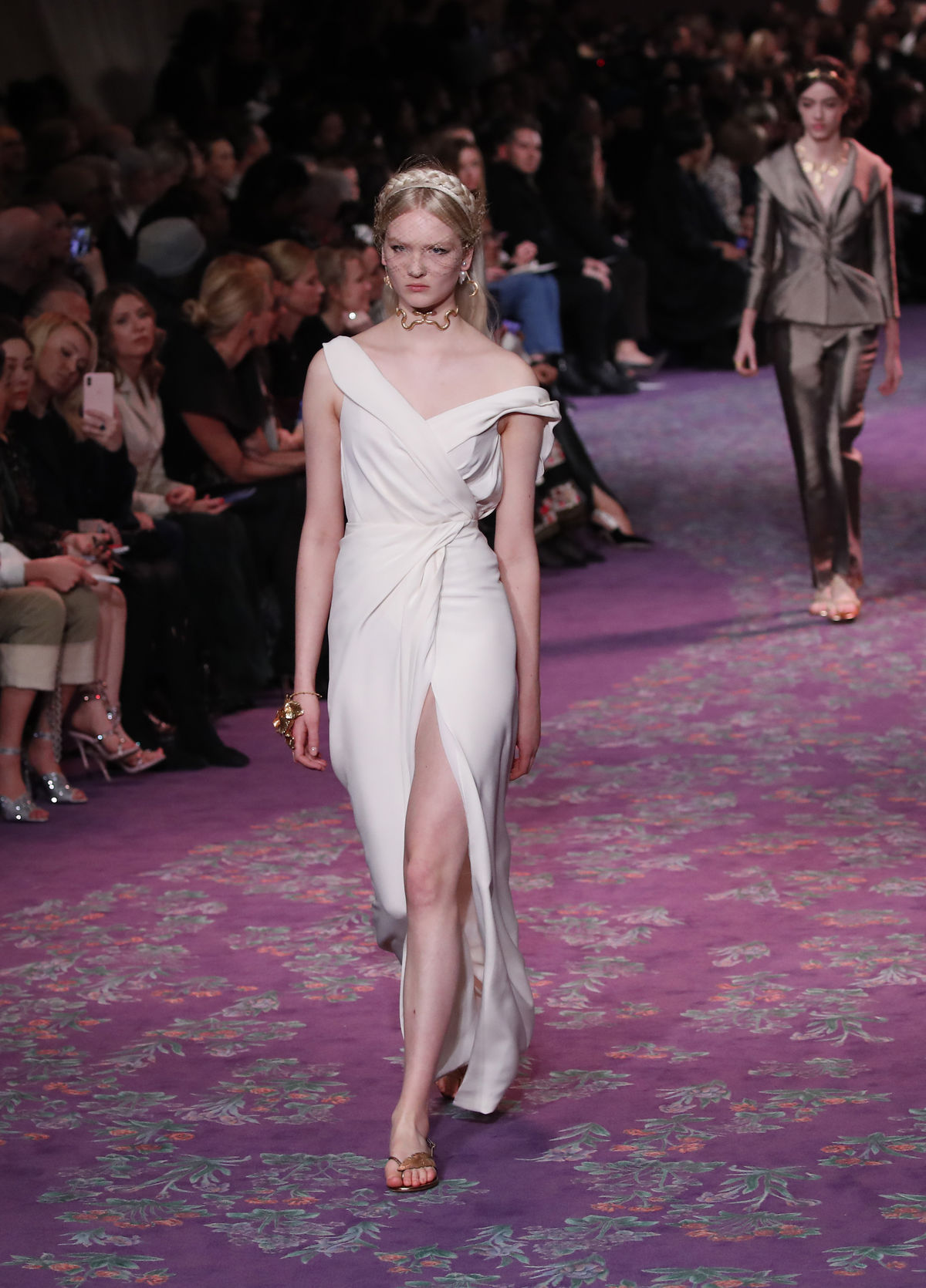 Modelka na prehliadke ateliéru Christian Dior...