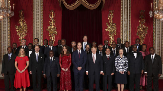 Princ William a jeho manželka Kate (v strede)...