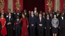 Princ William a jeho manželka Kate (v strede) pózujú s predstaviteľmi vlád, ministrami a členmi NGO v Buckinghamskom paláci. 