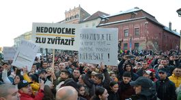 Protestujúci dav ľudí prerušil míting ĽSNS v Levoči