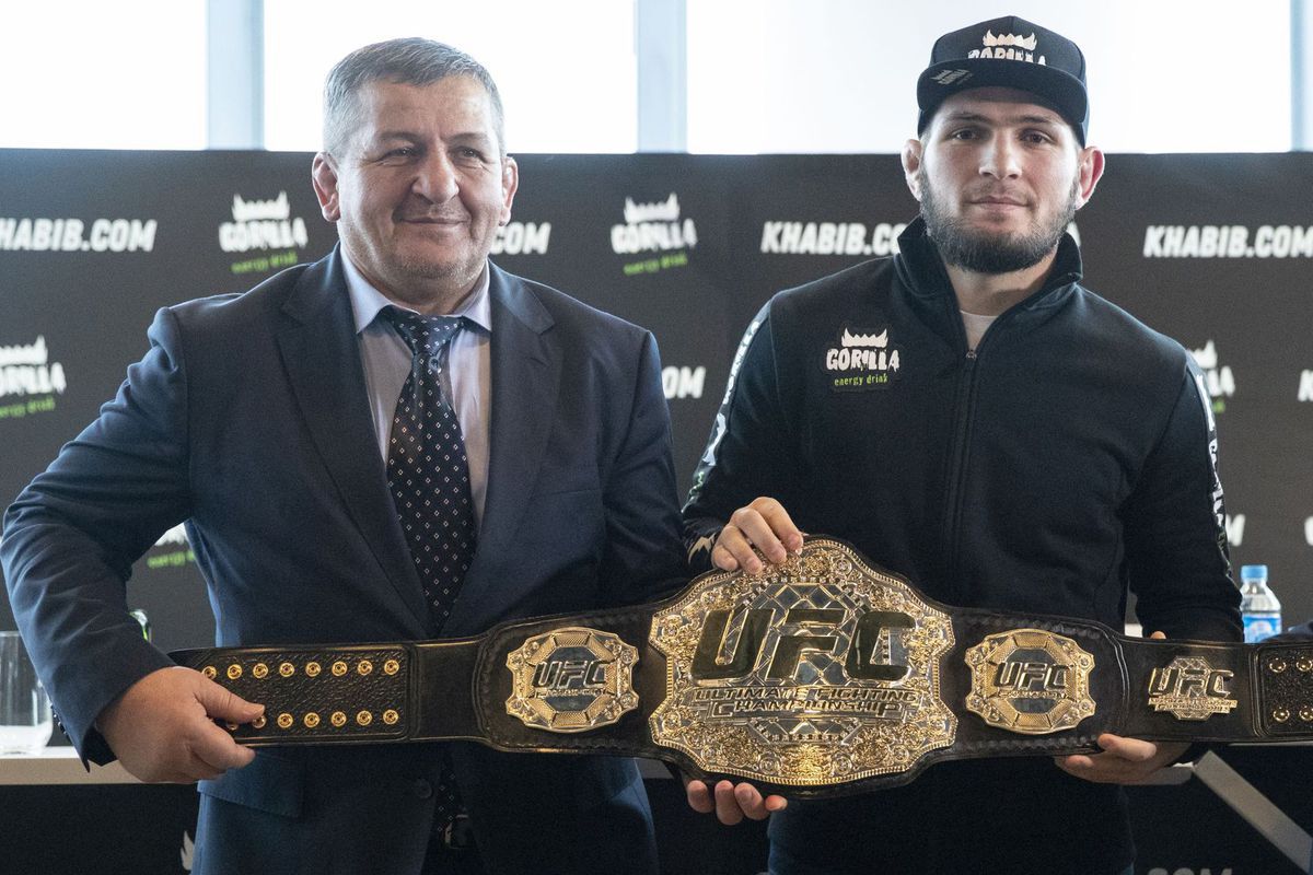 Chabib Nurmagomedov (vpravo) a jeho otec...