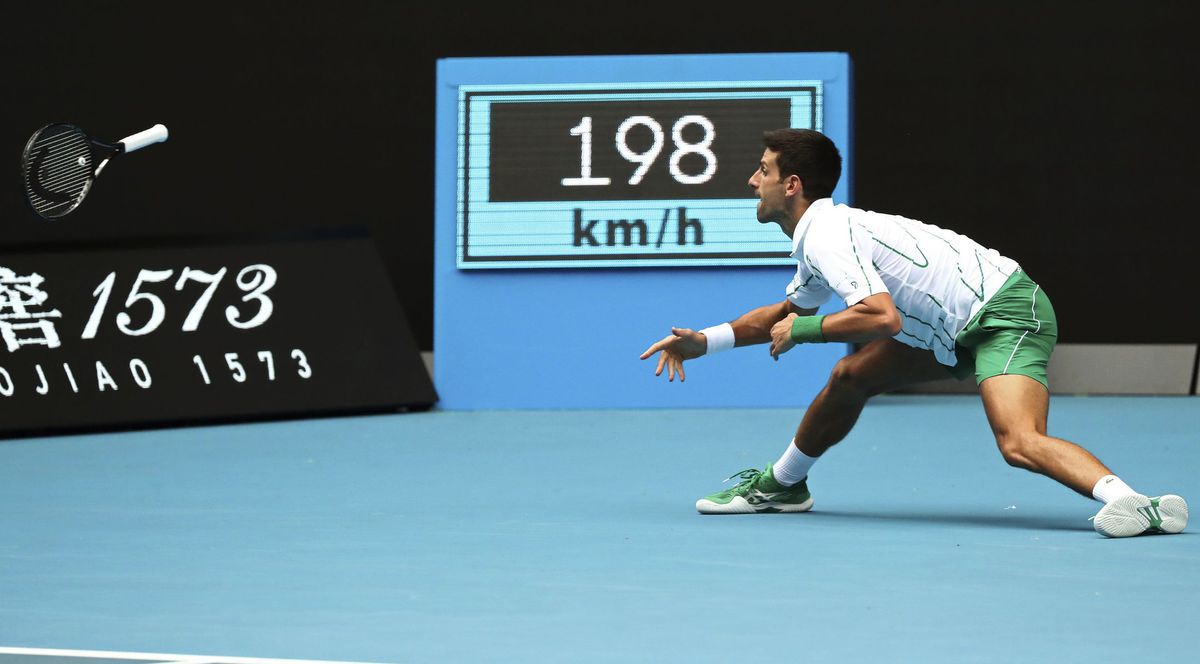 Novak Djojovič neváhal pre úspech hodiť raketu.