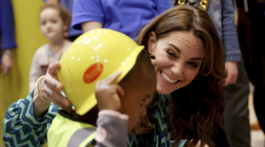 Kto potrebuje Meghan? Kate to utiahne sama, po recepcii už zabáva deti v Birminghame