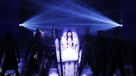 Modelka na záverečnej prehliadke ateliéru Jean...