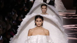 Modelka Kaia Gerber predvádza šaty z kolekcie Givenchy Haute Couture - kolekcia Jar/Leto 2020.