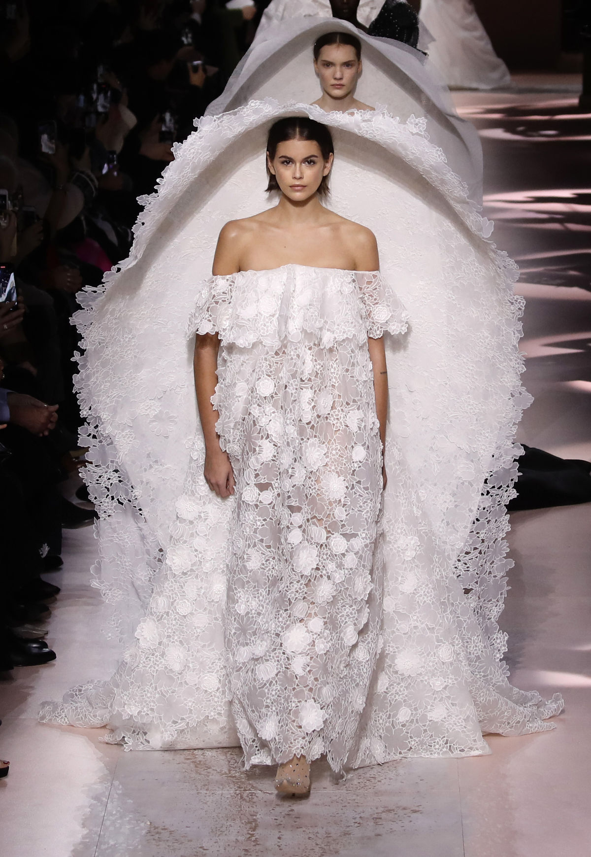 Modelka Kaia Gerber predvádza šaty z kolekcie...