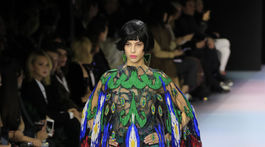 Modelka predvádza šaty z kolekcie Armani Privé - Jar/Leto 2020.
