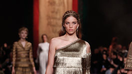 Modelka predvádza šaty z kolekcie Christian Dior Haute Couture - Jar/Leto 2020.