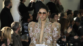 Modelka predvádza šaty z kolekcie Elie Saab Haute Couture - Jar/Leto 2020.