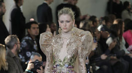 Modelka predvádza šaty z kolekcie Elie Saab Haute Couture - Jar/Leto 2020.