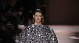 Modelka predvádza šaty z kolekcie Givenchy Haute Couture - kolekcia Jar/Leto 2020.