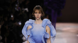 Modelka predvádza šaty z kolekcie Givenchy Haute Couture - kolekcia Jar/Leto 2020.