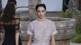 Modelka v jednej z kreácií aktuálnej kolekcie haute couture ateliéru Chanel - Jar/Leto 2020.