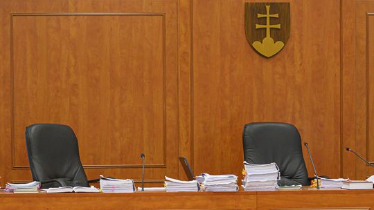 Na Slovensku dochádza k masívnej deštrukcii právneho štátu, varuje 14 sudcov