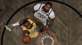 James potiahol Lakers. Na Bryanta stráca už len 17 bodov