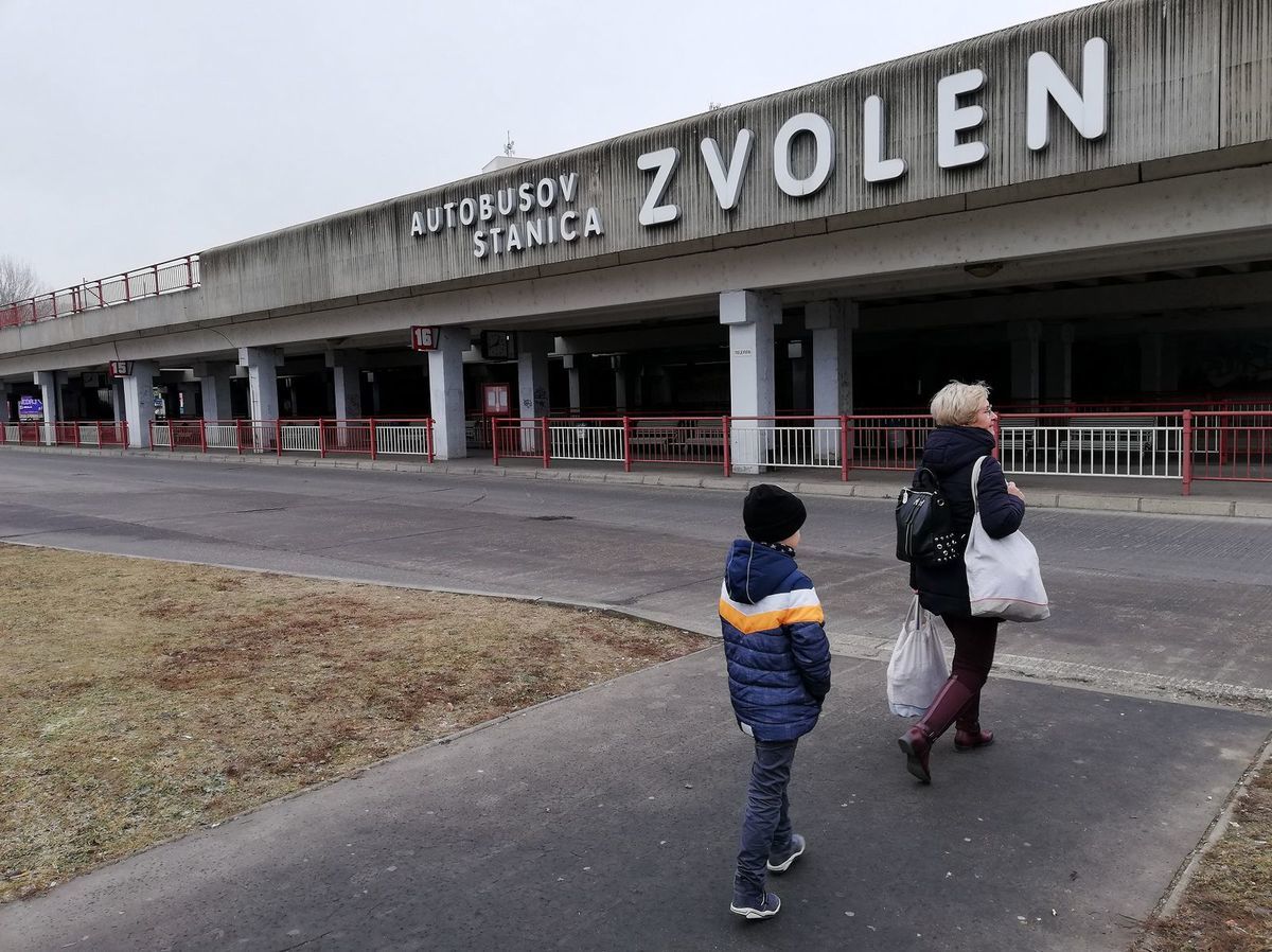 Vyprázdnená autobusová stanica vo Zvolene.