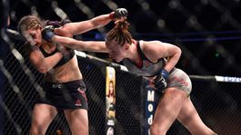 Pudilová v dôležitom súboji padla, hrozí jej koniec v UFC