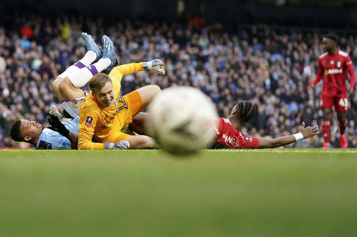 Brankár Fulhamu Marek Rodák v zrážke s...