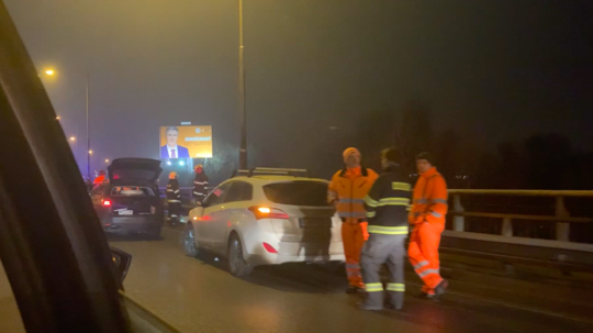 Na Einsteinovej ulici v Bratislave sa zrazilo päť áut, tvoria sa kolóny