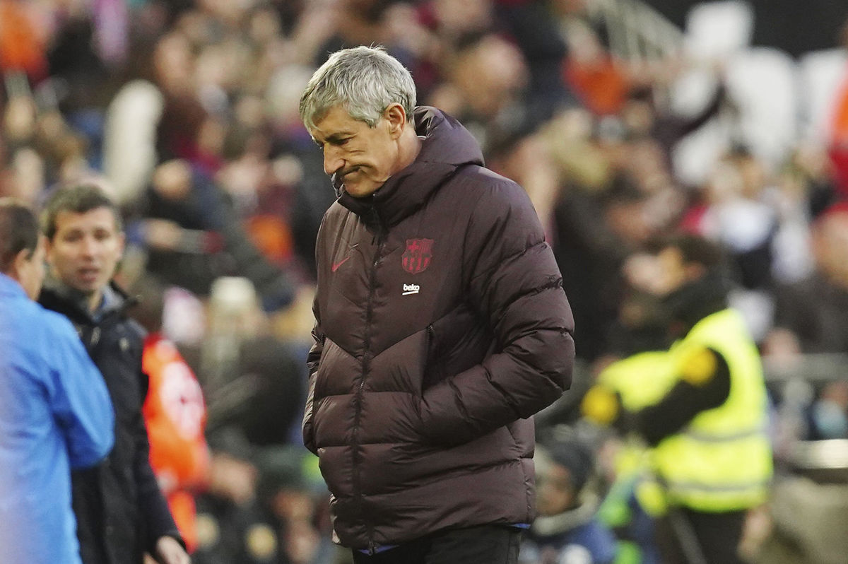 Zamyslený tréner Barcelony Quique Setién.