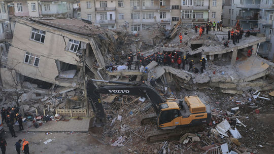 Počet obetí zemetrasenia v Turecku stúpol na 38 