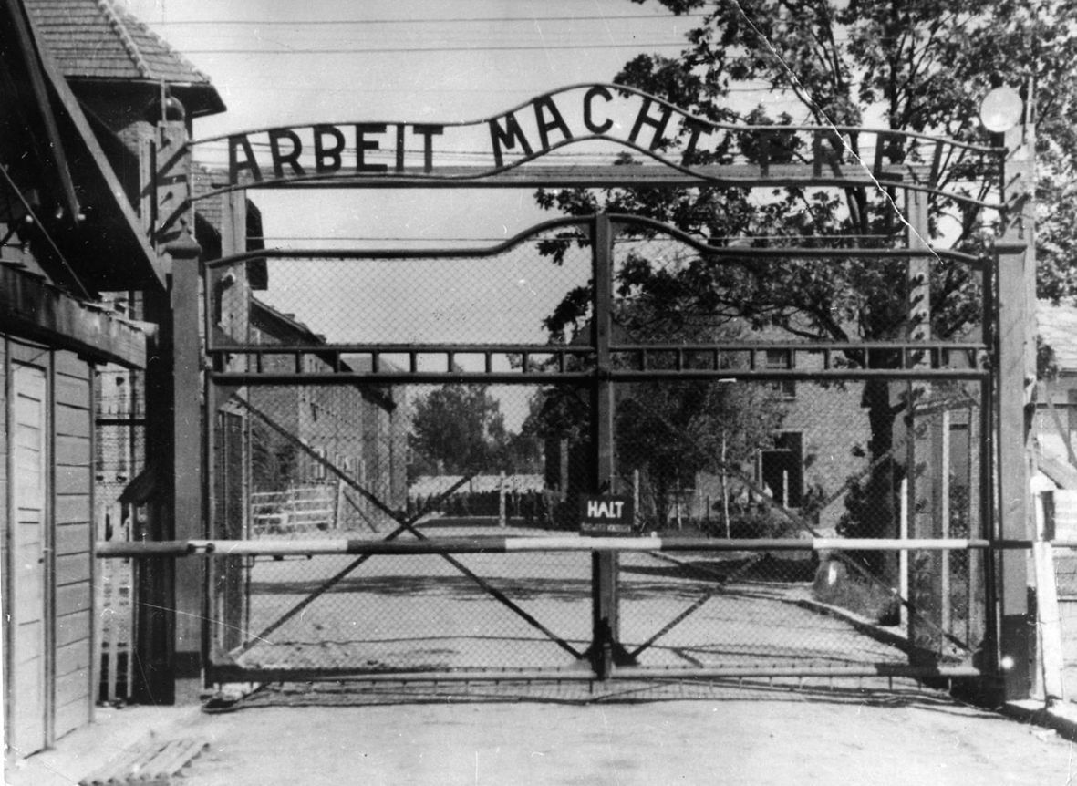 Hlavná brána do Auschwitzu.