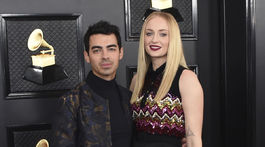 Joe Jonas a jeho manželka Sophie Turner, ktorá prišla v kreácii Louis Vuitton. 