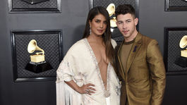 Nick Jonas a jeho manželka Priyanka Chopra, ktorá prišla v šatách Ralph & Russo Couture.