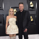 Speváčka Gwen Stefani v šatách Dolce & Gabanna. Sprevádzal ju partner Blake Shelton.