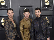 Zľava: Kevin Jonas, Nick Jonas a Joe Jonas  z formácie Jonas Brothers.