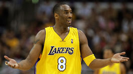 Tenisky aj odliatok rúk. Za koľko vydražili veci po Bryantovi?