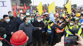 Čína bleskovo stavia nemocnicu. Po štyroch dňoch stojí prvá budova