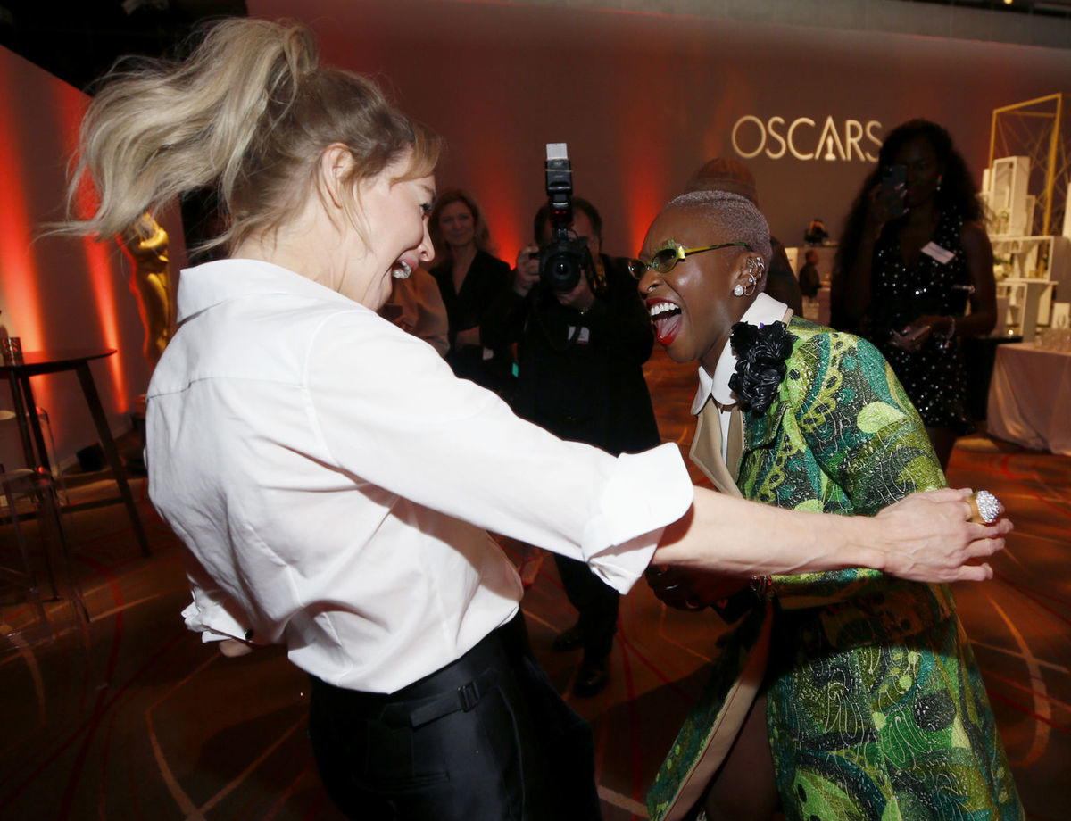 Herečka Renee Zellweger (vľavo) a Cynthia Erivo...