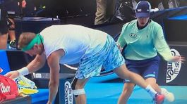 Nindža na strane Federera? Jeho súpera takmer skopla podávačka 