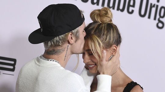 Spevák Justin Bieber a jeho manželka Hailey...