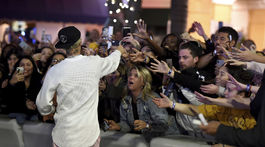 Spevák Justin Bieber a jeho nadšení fanúšikovia. 