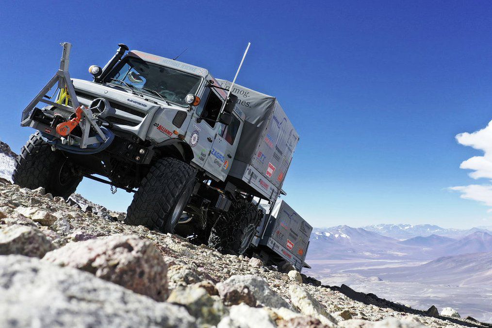 Upravený Mercedes-Benz Unimog U 5023 sa pomocou...
