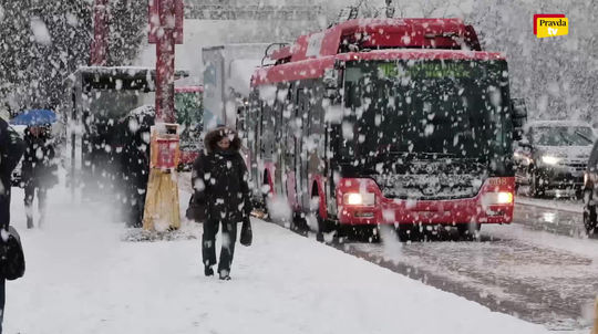 Sneh sa sypal na Bratislavu, ľudia sa kĺzali, autá šmýkali