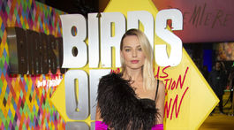 Herečka Margot Robbie na slávnostnej premiére snímky Birds of Prey v Londýne. V kreácii od Driesa van Notena. 