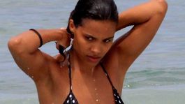Nástupkyňa Bellucciovej si užívala na pláži v Riu! Pozor, veď jej vypadnú...