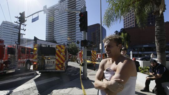 Pri požiari výškovej budovy v Los Angeles za zranilo osem ľudí