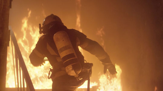 Hasiči zasahujú pri výbuchu a následnom požiari v Banskej Bystrici