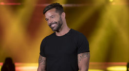 Ricky Martin opäť ohuruje figúrou! Tričko dolu a so svalmi rovno na titulku