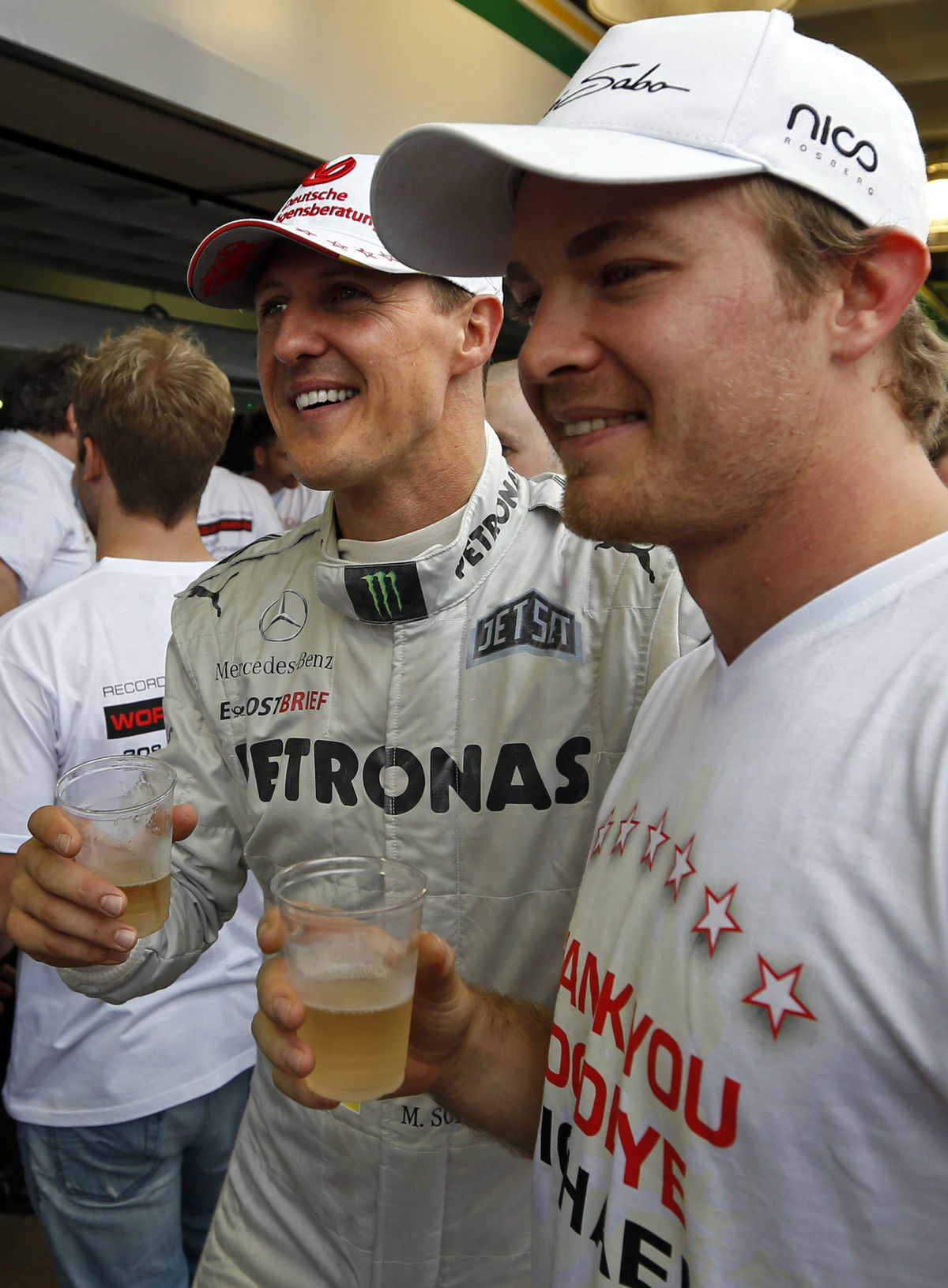 Michael Schumacher (vľavo) a Nico Rosberg v...