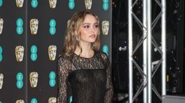 Herečka Lily -Rose Depp vyrazila na vyhlásenie cien BAFTA v šatách, ktoré odhalila jej poprsie pod silnými bleskami. 