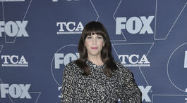 Herečka Liv Tyler vo vzorovaných šatách na akcii televízie FOX. 