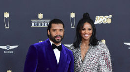 Hráč NFL Russell Wilson a jeho tehotná manželka Ciara v kreácii Balmain. 